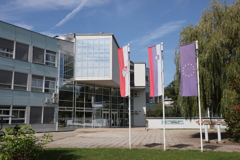 Glavna fotografija članka:(FOTO) Razočaranje ob začetku novega leta: Uničena knjigobežnica pri šoli