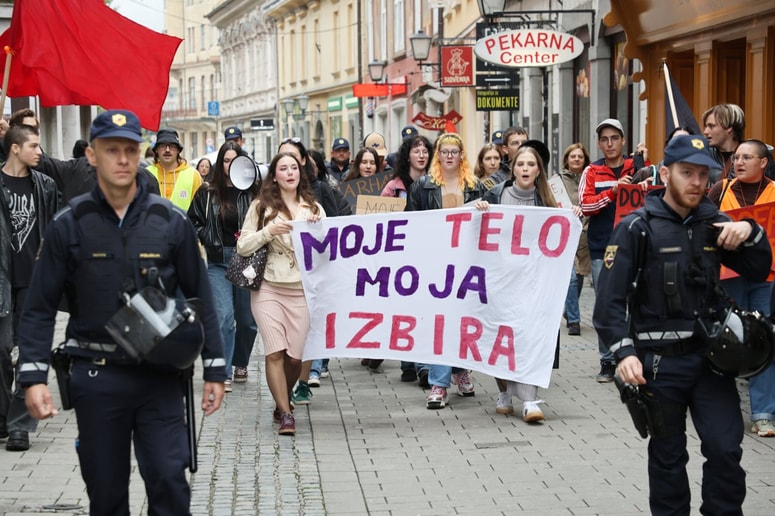 Policija je ves čas skrbela, da se oba shoda nista približala na več kot kakšnih sto metrov. 
