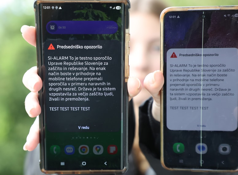 Nekateri so prejeli "predsedniški" namesto nacionalni testni sms. Pristojni so po zapletih napovedali izjavo ob 16.30.