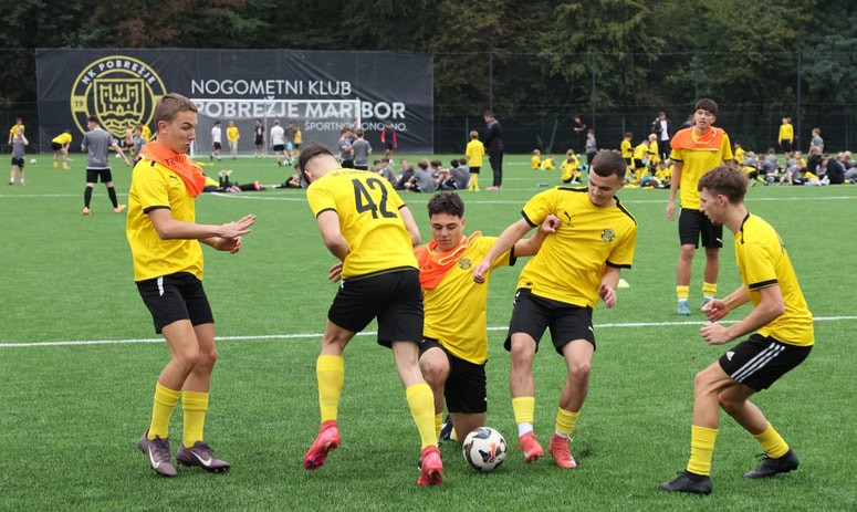 Mladi igralci že več tednov trenirajo na igrišču, ki so ga danes tudi uradno in svečano otvorili