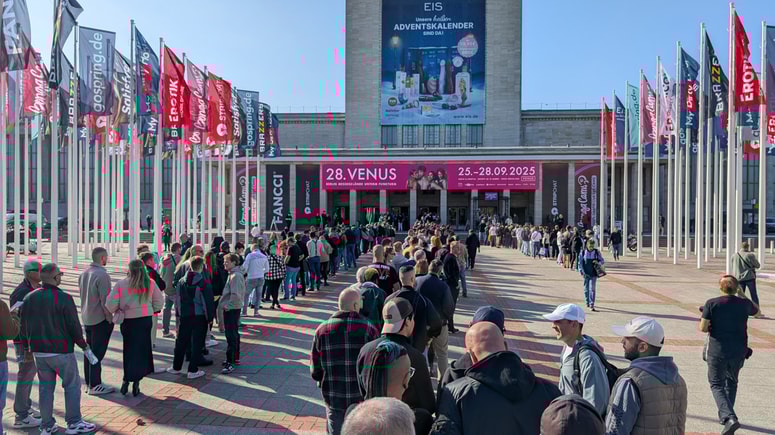 Gneča pred sobotnim odprtjem erotičnega sejma Venus v Berlinu. 