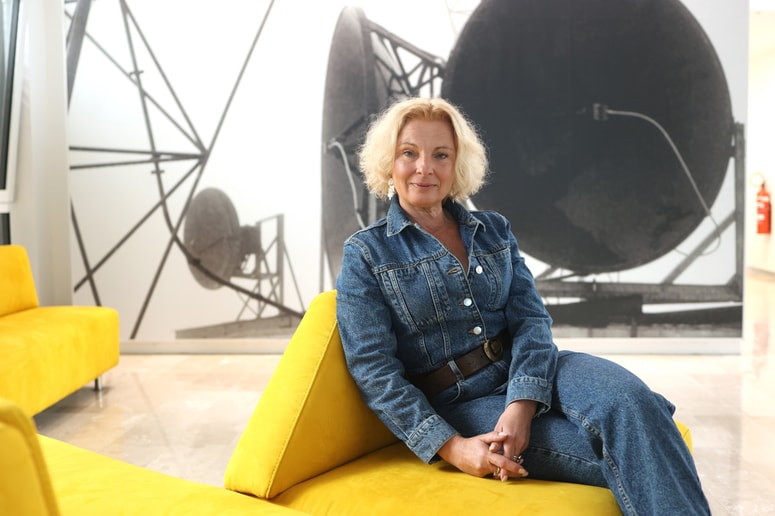 Špela Kravogel o nastajanju radijske serije Prva beseda je mama: "Jaz sem kdaj tudi jokala, med snemanjem, v montaži, doma, v procesu ustvarjanja, pa tudi smejala sem se. Besedila, ki so življenjska, brutalno realna, odzvanjajo v tebi, te bogatijo, te ne spustijo." 