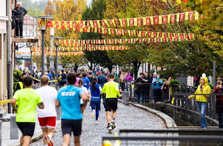 Rekordnih 1800 tekačev je letos preplavilo ulice Slovenskih Konjic. 