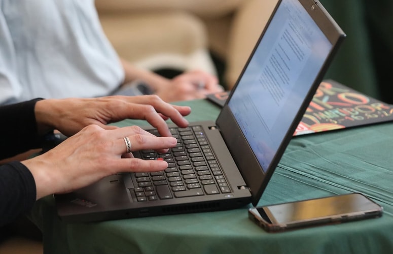 Zaradi prijave na policijo je oškodovanec dobil nazaj polovico denarja, za katerega je bil ogoljufan. 