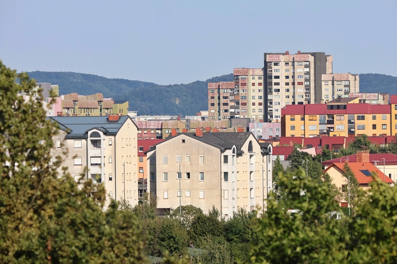 Ustavno sodišče je razveljavilo del zakona o nepremičninskem posredovanju, ki je omejeval višino provizij pri posredovanju v primerih prodaje ali oddaje enostanovanjske hiše oziroma stanovanja fizični osebi. 