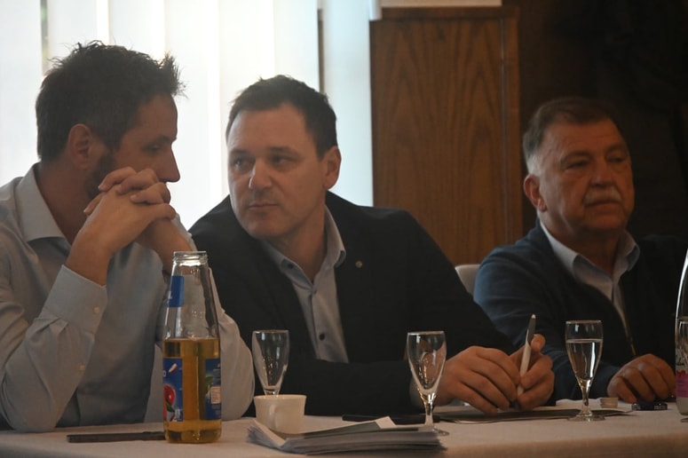 Predstavnika podjetja Green Garden Dobrovnik z dobrovniškim županom Marjanom Kardinarjem na seji sveta regije. 