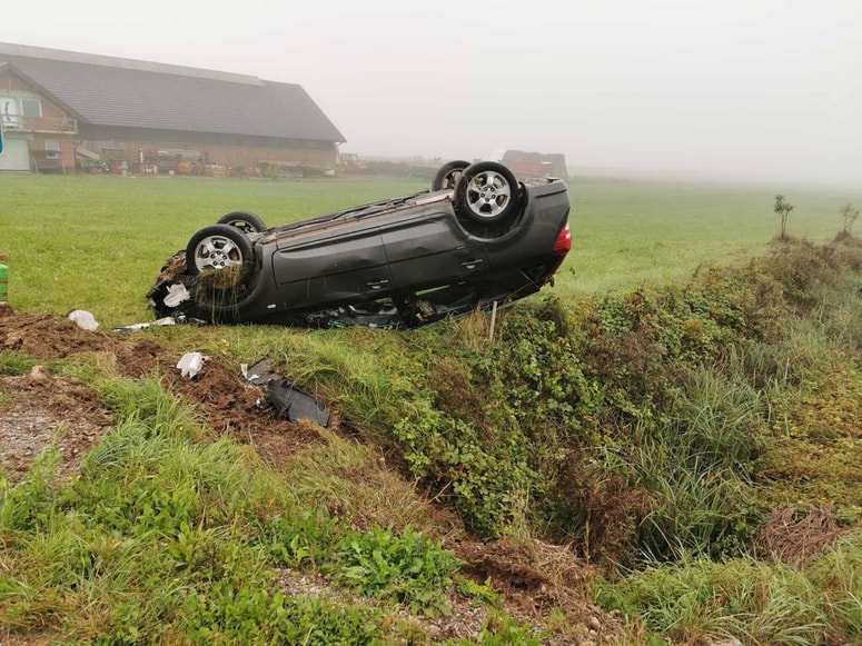 Močno pijan voznik je v Lukovici pri Brezovici končal na strehi.