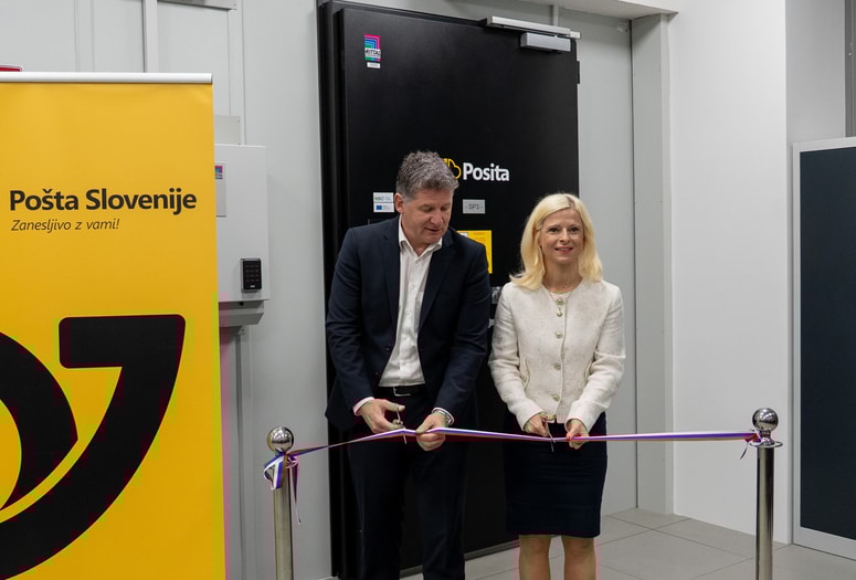 Generalni direktor Pošte Slovenije Marko Cegnar in ministrica za digitalno preobrazbo mag. Ksenija Klampfer ob prerezu traku in odprtju prostorov podatkovnega centra.