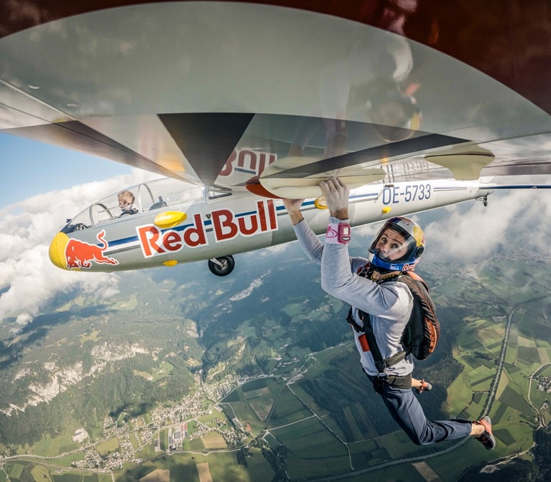 Glavna fotografija članka:(FOTO in VIDEO) Zgodovinski podvig Slovenca: Plezal je po krilih letečega letala