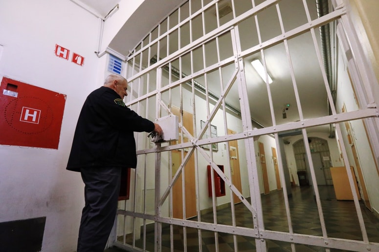 Glavna fotografija članka:Vroča delovna mesta v Mariboru: Kaj ob plači 1685 evrov bruto zapori še ponujajo pravosodnim policistom?