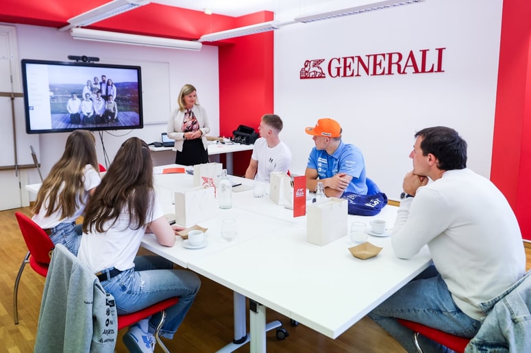 Generali je štirim mladim smučarjem pripravil delavnico javnega nastopanja.