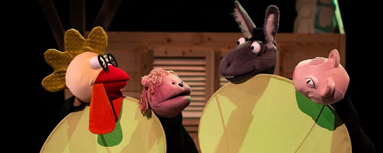 Štirje neustrašni so kompleksna mešanica lutkovnih in glasbenih stilov. 