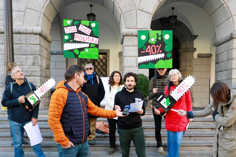 Predstavniki civilne družbe iz gibanja Mladi za podnebno pravičnost, Protestivala in iniciative Ljubljana – odprto mesto so danes izvedli novinarsko konferenco.