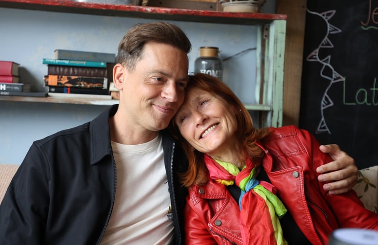 Jernej Kaloh in njegova mama Milena Višnjei, ki mu je poleti darovala ledvico, operacijo so z robotom opravili v UKC Ljubljana.