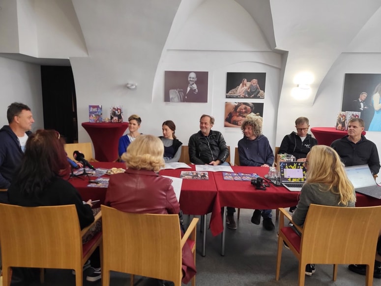 (Z leve): Direktor MGP Peter Srpčič, igralki Špela Huzjak in Liza Marijina, režiser Matjaž Latin, avtor glasbe in igralec Jure Ivanušič, igralec Žiga Golob in lektor Simon Šerbinek