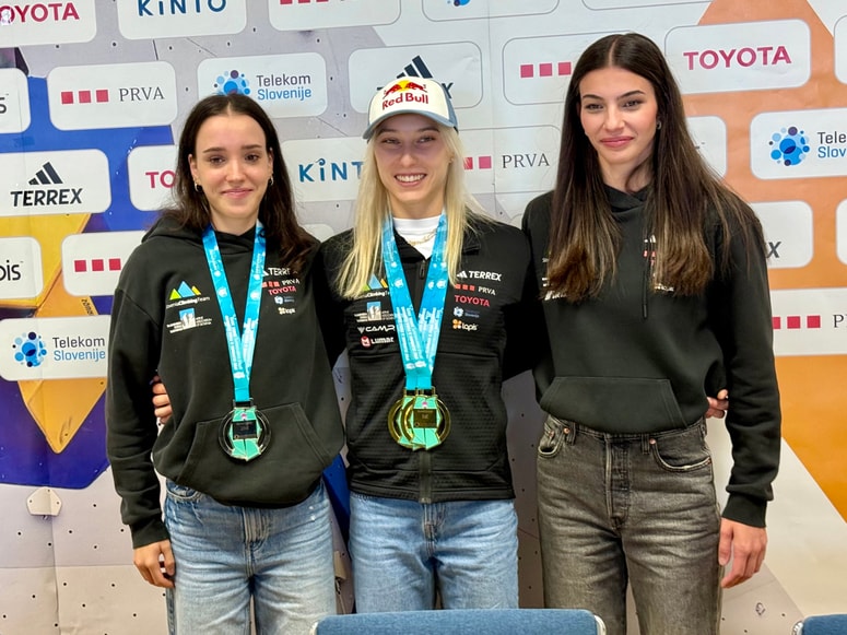 Glavna fotografija članka:(FOTO) Janja Garnbret in Rosa Rekar pokazali kolajne s svetovnega prvenstva