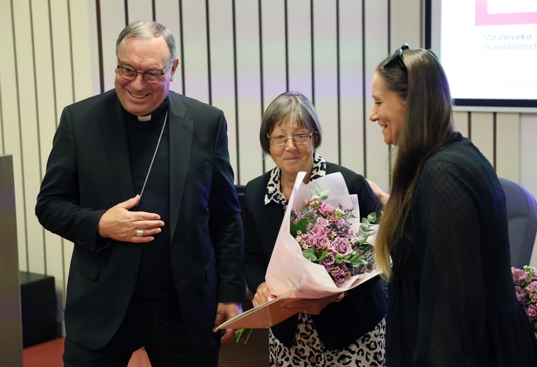 Posebno priznanje mariborskega nadškofa metropolita in predsednika Slovenske karitas Alojzija Cvikla je prejela zdravnica prostovoljka Tatjana Smole za 18 let predanega dela.