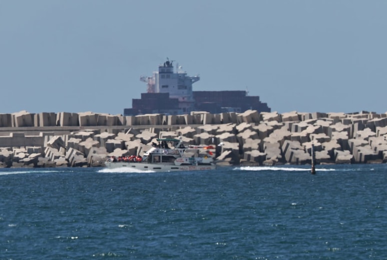 Glavna fotografija članka:(FOTO) Izrael bo zajete aktiviste iz humanitarne flotilje, ki je bila namenjena v Gazo, deportiral
