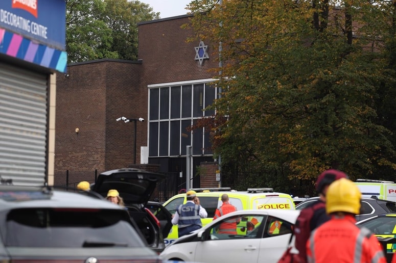 Glavna fotografija članka:(FOTO) Napad na judovski praznik: Pred sinagogo v Manchestru dva mrtva, stanje več ranjenih je resno