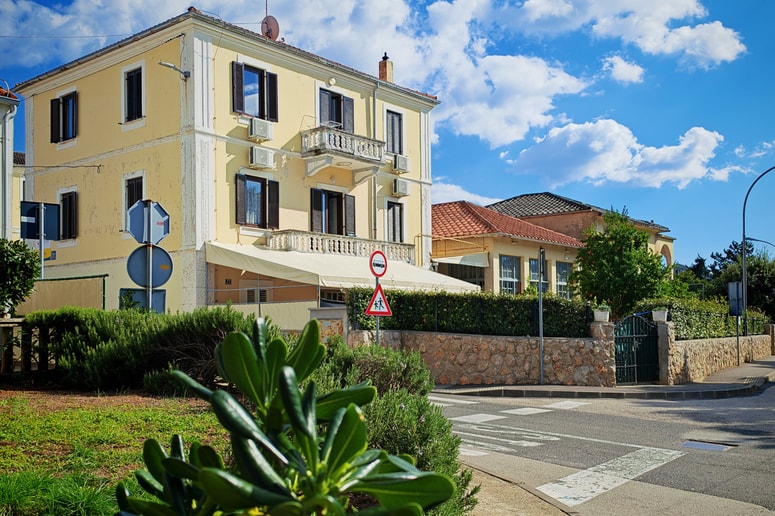 Nekdanji hotel Frankopan v Punatu, ki je danes star preko 100 let, so leta 1955 kupili za takratnih 6,300.000 dinarjev. Skozi leta se je letovišče širilo. Danes so stavbe dotrajane in čakajo na prenovo, kar bo v prihodnjih letih velik izziv. 