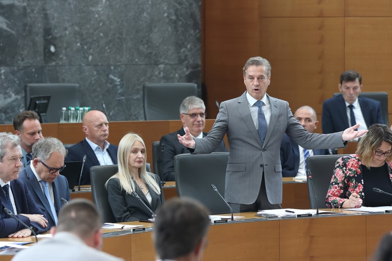 Glavna fotografija članka:(REKLI SO) Matej Avbelj: Upor obvezni božičnici je prvovrstna politična katastrofa!