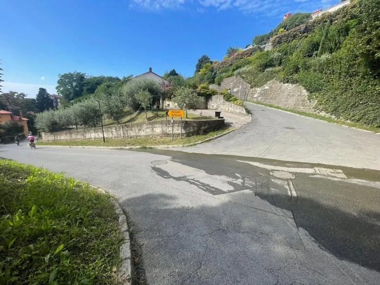 Fekalije iz počene kanalizacijske cevi sledijo gravitaciji v središče Portoroža. 