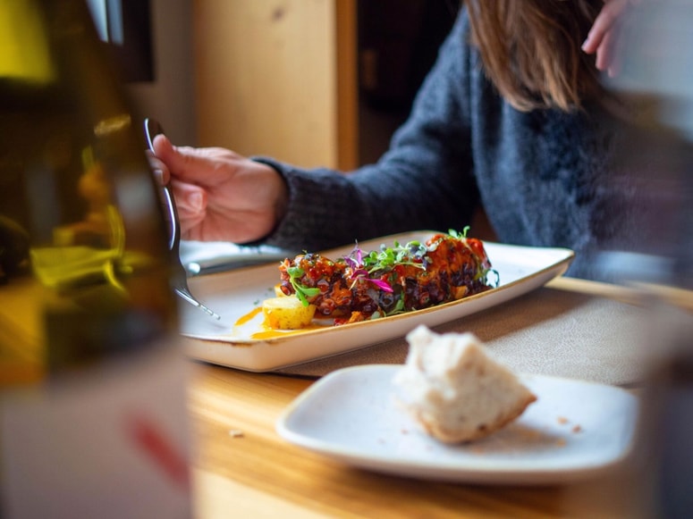 Zdravniki so pri vsaj treh bolnikih potrdili okužbo z listerijo – nevarno bakterijo, ki se lahko razvije v hrani.
