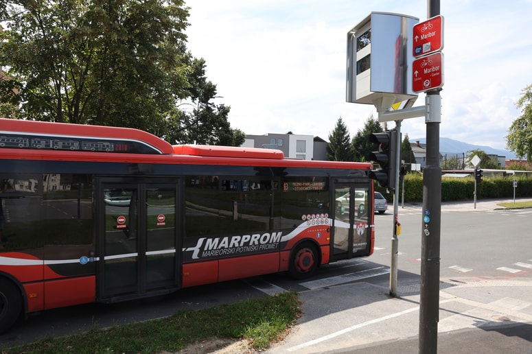 Po Čufarjevi cesti vozi več avtobusnih linij, omejitev hitrosti pa je 40 kilometrov na uro. 