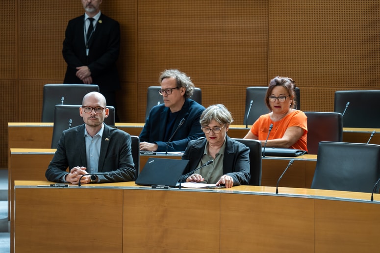 Poslanska skupina Levice pred odhodom Mateja Tašnerja Vatovca v SD.