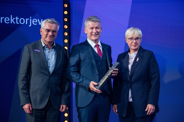 Priznanje je Enverju Šišiću, generalnemu direktorju Perutnine Ptuj, izročila predsednica republike Nataša Pirc Musar v družbi Aleksandra Zalaznika. 