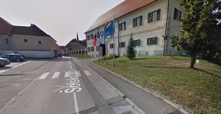 Sumljiv kovček naj bi se nahajal na tleh v bližini občinske stavbe.