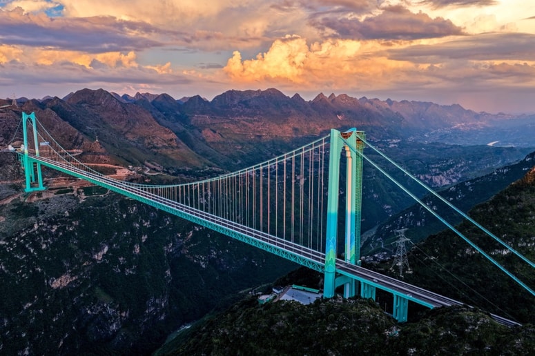 Med novimi znamenitostmi mostu Huajiang Grand Canyon so hitro stekleno dvigalo, ki vodi do kavarne na 800 metrih nad reko, stekleno sprehajalno pot na višini 580 metrov in bungee jumping za obiskovalce.