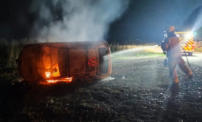 Glavna fotografija članka:(FOTO) Sredi noči gasili goreče vozilo v neposredni bližini nadstreška stanovanjske hiše
