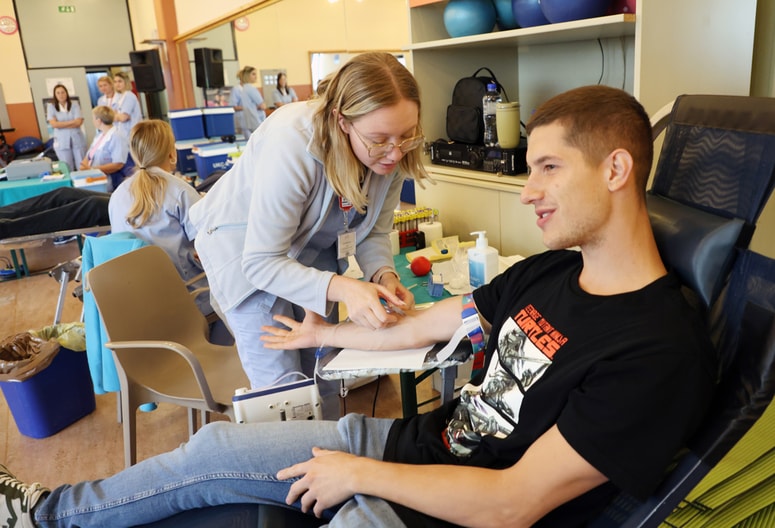 Glavna fotografija članka:(FOTO) Krvodajalska akcija Častim pol litra: Mladi se odzivajo, a kako vzpodbuditi delovno aktivno populacijo?
