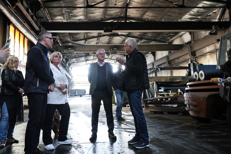 Gospodarski minister Matjaž Han (na sredini) na ogledu škode, ki jo je povzročil požar v podjetjih Ecom in Mega-Metal. Levo direktor Mega-Metala Emir Osmanović, desno direktor Ecoma Darko Krčar. 