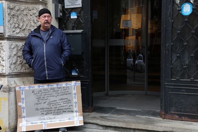 Silvo Kreslin od danes stoji s transparentom pred vhodom v mariborsko občino. In opozarja na svojo bivanjsko stisko. 