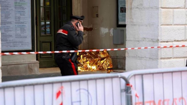 Glavna fotografija članka:(FOTO) Pri gledališču Verdi v središču Trsta našli mrtvega moškega