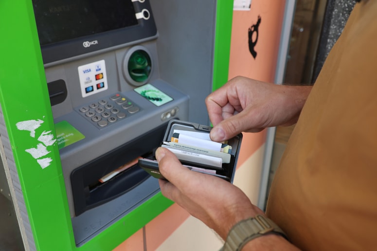 Delež plačil UPN, ki se izvedejo na bankomatih, je v primerjavi z obsegom plačil UPN, ki se izvedejo preko digitalne banke, izjemno nizek.