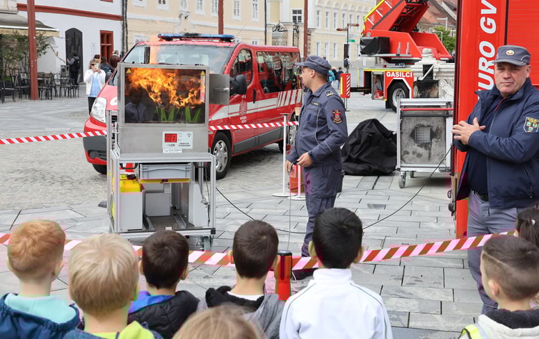 Glavna fotografija članka:(FOTO in VIDEO) Na Glavnem trgu gasilci s čolnom, več cisternami, dronom in gasilsko lestvijo. Kaj se dogaja?