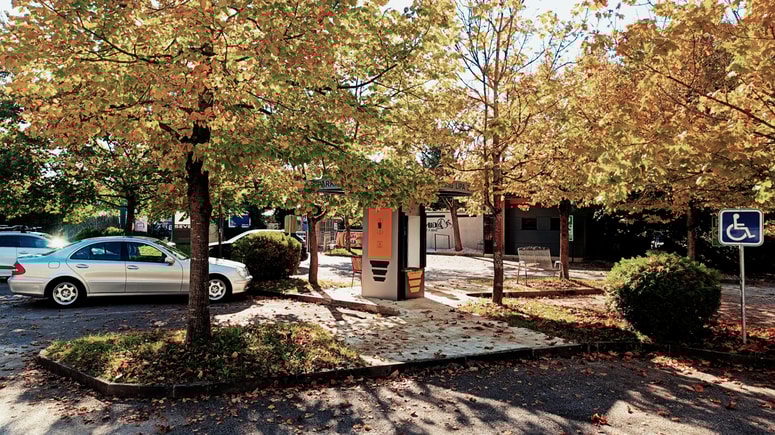 Družina Zavašnik si je pred nekdanjo diskoteko Lipa na črno uredila parkirišče, kjer je po trditvah tožilstva lanskega julija Robert Tomas Zavašnik grozil s smrtjo mimoidoči, ki se je vračala s Šmarne gore. 