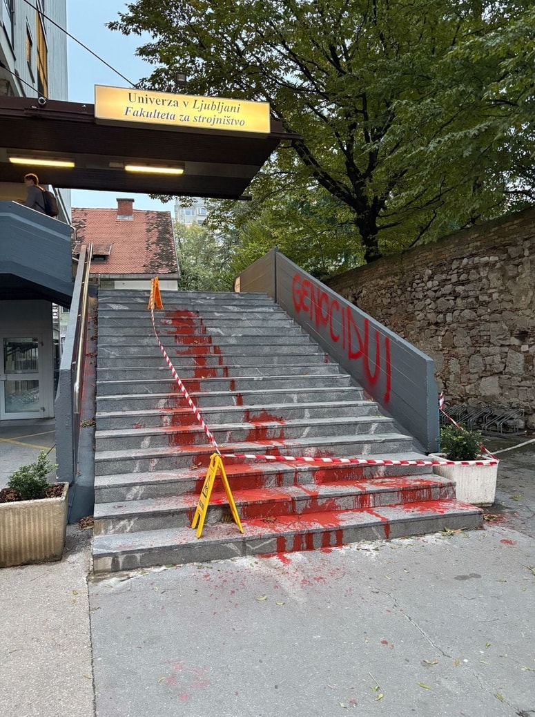 Neznanci so stopnice Fakultete za strojništvo polili z rdečo barvo.