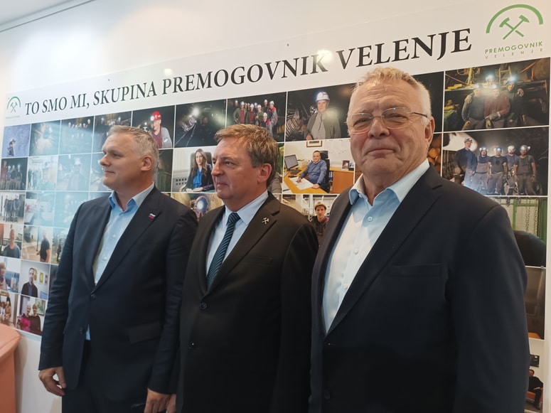 Generalni direktor Premogovnika Velenje Marko Mavec (v sredini) z ministroma Bojanom Kumrom in Jožetom Novakom. Na sestanku z zaposlenimi Premogovnika Velenje sta sodelovala tudi minister Luka Mesec ter predsednik vlade Robert Golob.  
