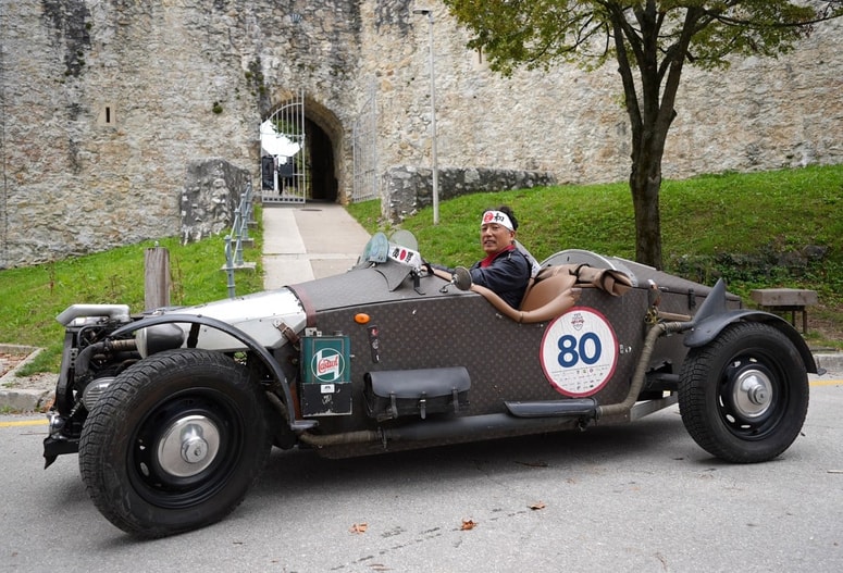 Daisuke Tarutani s svojim oldtimerjem na Celjskem gradu 