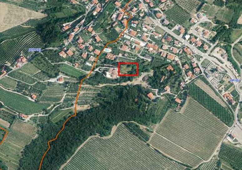 Z rdečo barvo je označena parcela v Kolombanu