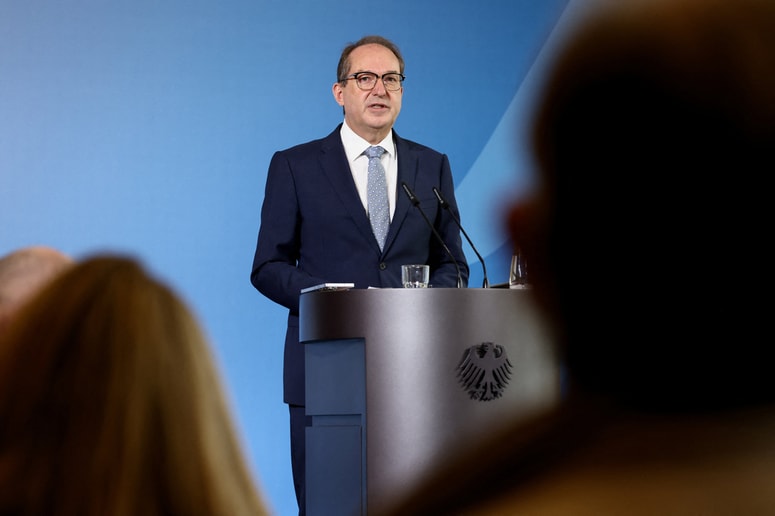 Nemški notranji minister Alexander Dobrindt je napovedal "najsodobnejše ukrepe" proti dronom. 