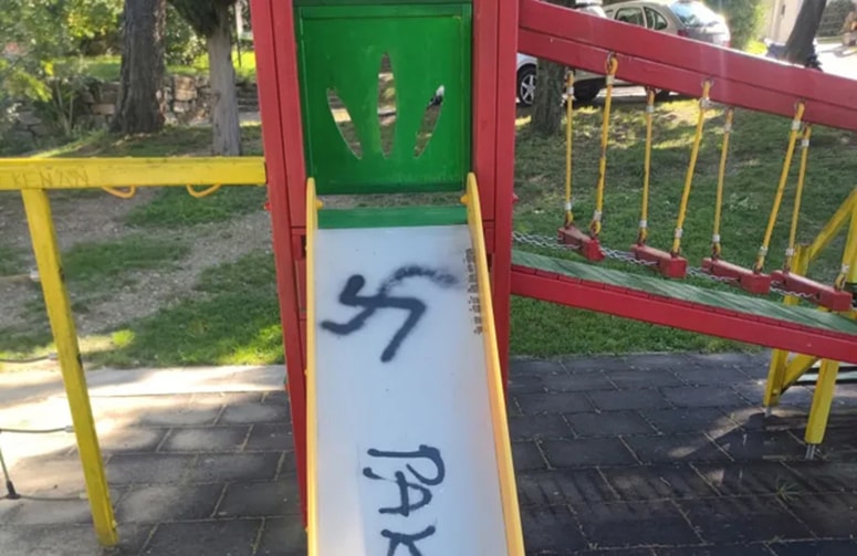 Glavna fotografija članka:Svastika in številka 1488 na otroškem igrišču, v krajevni skupnosti sumijo, kdo so storilci