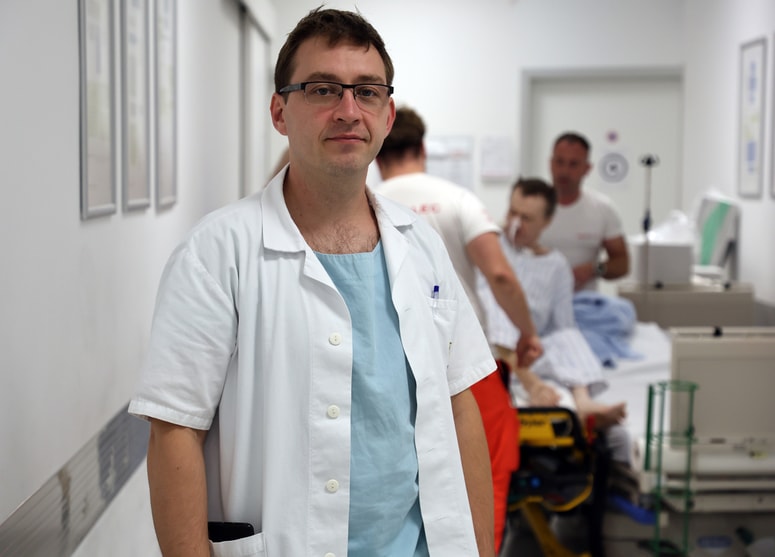 Miha Majerič: "Ljudje pri 70 letih so danes bolj aktivni, kot so bili pred 20 ali 30 leti. Opažamo, da imajo starejši ljudje težave z obrabami, kar je očitna posledica daljšanja aktivnega življenja." 