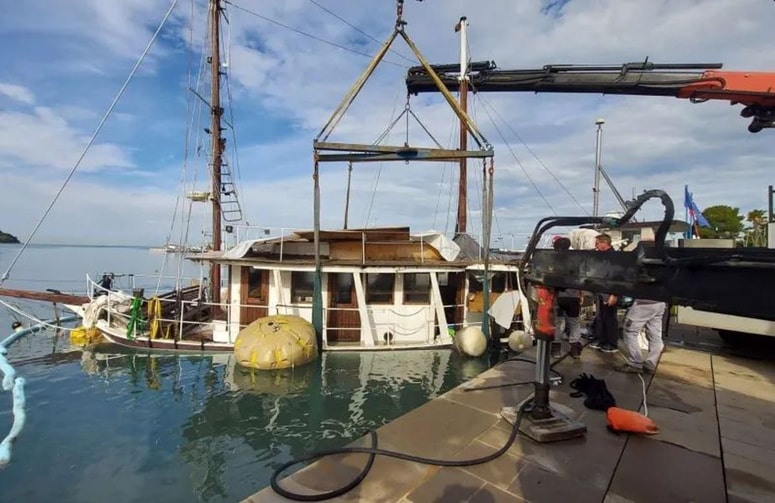 Ob koprskem carinskem pomolu se je potopila 15-metrska barka Mimosa.