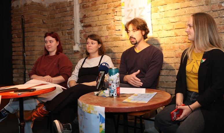 Z leve: Lena Hebar, Barbara Polajnar, Jan Podbrežnik in Anamarija Nađ v tekmovalnem programu napovedujejo enajst produkcij petih mariborskih neodvisnih producentov iz pretekle sezone.