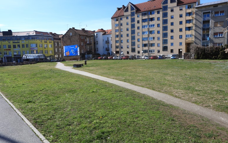 Novo parkirišče z okrog 80 parkirnimi mesti bodo Mestne nepremičnine uredile tudi v Mlinski ulici, čez cesto od glavne avtobusne postaje. 